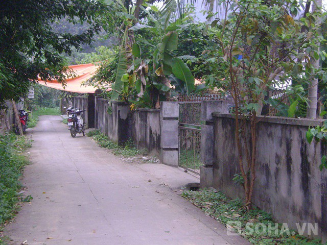 Con đường vào ngôi nhà bà Nguyễn Thị Xuân