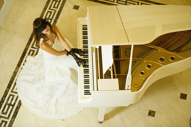 Dịu dàng, quyến rũ trong hình ảnh cô dâu ngồi chơi đàn.