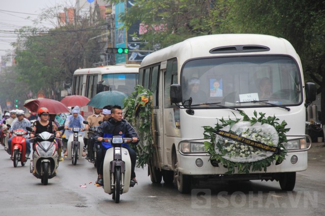 15h, đoàn xe tang bắt đầu đưa em về nơi an nghỉ cuối cùng. Trời Bắc Ninh lất phất mưa nên nhiều người phải mặc áo mưa, che ô