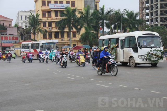 Dòng người lặng lẽ đi đưa tang