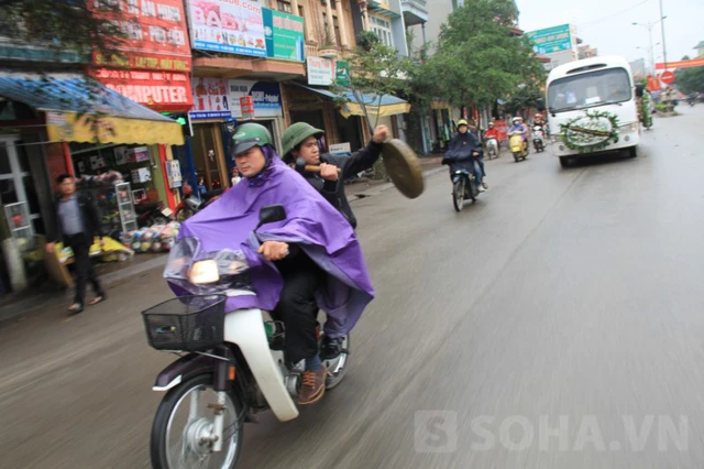 Thỉnh thoảng vang lên tiếng trống hòa lẫn trong tiếng còi xe