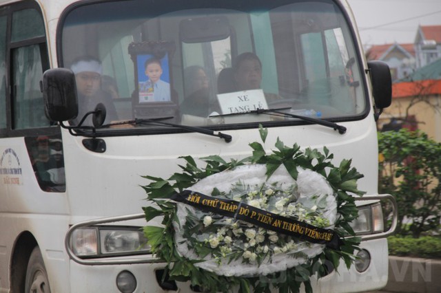 Di ảnh của bé Đỗ Doãn Lộc. Hiện tại, Lộc đã được an táng tại nghĩa trang nhân dân TP. Bắc Ninh