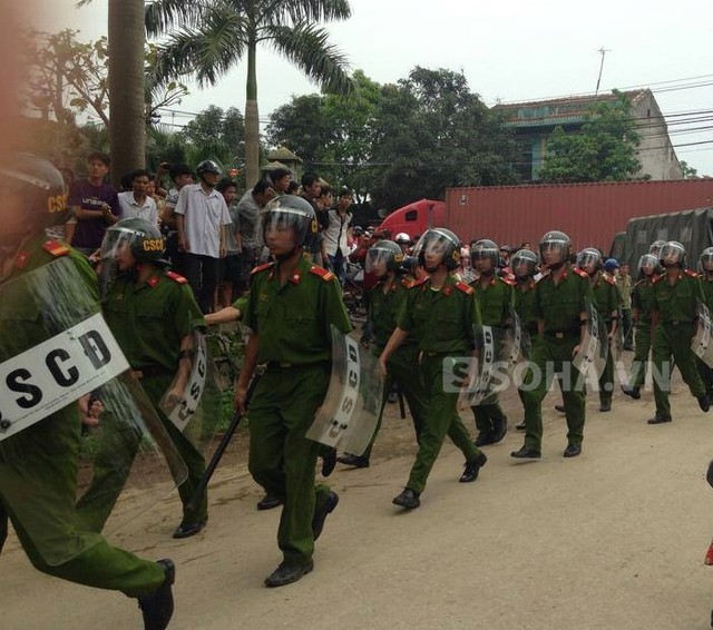 Lực lượng cảnh sát được tăng cường để giải tán đám đông.