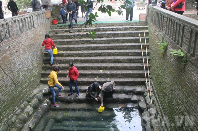 Cứ mỗi dịp Tết đến xuân về, hàng ngàn khách thập phương lại về với đền Cùng, giếng Ngọc để xin những giọt nước mát cho một khởi đầu suôn sẻ