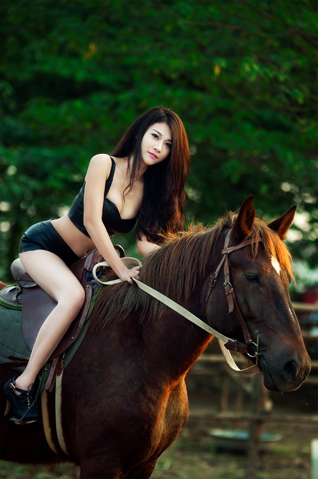 
	Cô gái này khoe nhan sắc và đường cong gợi cảm trong bộ ảnh chụp với ngựa
