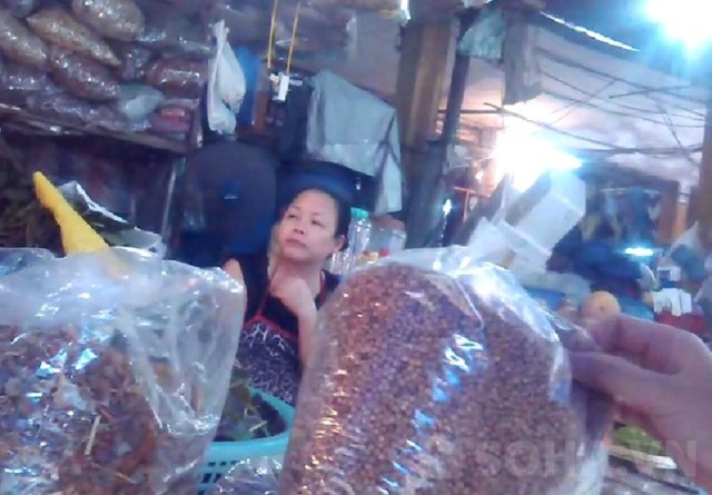Hạt mùi được bán tại chợ Nghĩa Tân (Hà Nội)