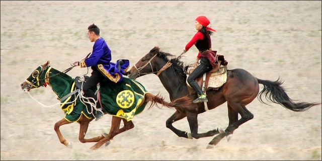 Đôi vợ chồng cưỡi ngựa tại Kazakhstan: ảnh aboutkazakhstan.com