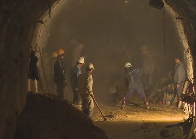 Lực lượng cứu hộ đang đào ngách hầm. (Ảnh: Lao Động)