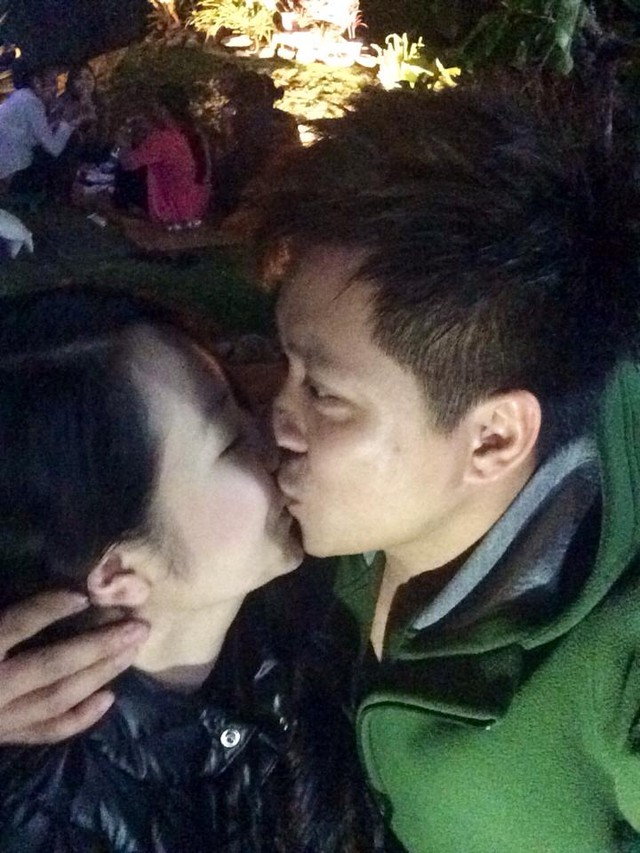 Bức ảnh Tuấn Hưng nồng nàn hôn môi bạn gái xinh đẹp khiến nhiều người hâm mộ thích thú.