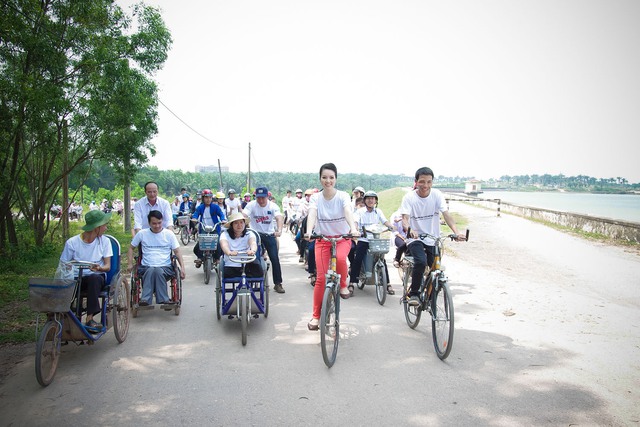 Sau một ngày miệt mài học làm chuồn chuồn, Á hậu lại tham gia vào một chương trình giao lưu với đại diện những người khuyết tật.