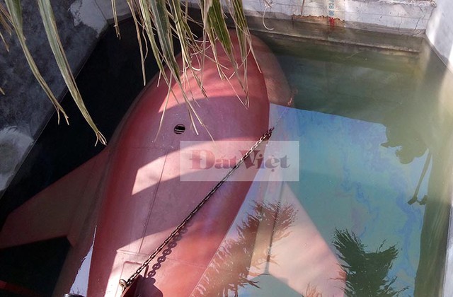 Tuy nhiên, ở lần thử nghiệm này, tàu ngầm đã gặp trục trặc khi lặn sâu xuống, sợi xích dùng để cố định con tàu không cho trôi nổi đã bị căng khiến bó chặt phần đầu tàu lại, gây mất cân bằng