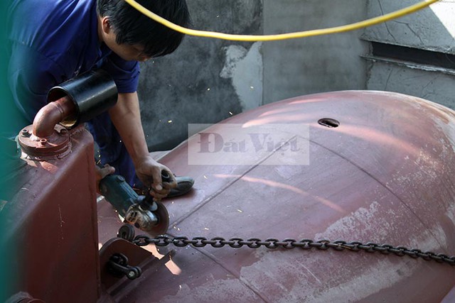 Ông Hòa cùng các công nhân buộc phải dùng máy cắt sợi xích. Từ sự cố với sợi xích này, doanh nhân người Thái Bình nhận ra rất nhiều vấn đề cần phải khắc phục trước khi muốn thử nghiệm với mức nước sâu hơn.