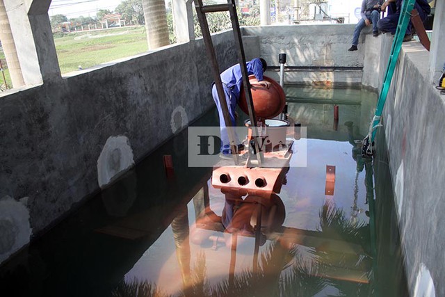 Trước hết, trong bể thử nghiệm chỉ được chôn 4 cọc sắt để cố định không cho tàu dập dềnh sang hai bên trái phải, nhưng khi lặn xuống nước và vận hành động cơ, tàu cần phải có cố định không cho trôi theo chiều tiến hoặc lùi. (đầu của 4 chiếc cọc nhô lên khỏi mặt nước)