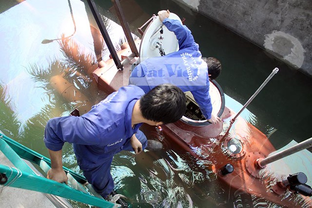 Hiện tại, ông Nguyễn Quốc Hòa chưa nghĩ ra cách để khắc phục điểm này. Điều ông lo lắng nhất sẽ phải tháo nước ra khỏi bể một lần nữa để cải tiến các dụng cụ thử nghiệm và bơm nước vào. Việc bơm, tháo rất tốn thời gian. (Những người thợ xuống bể hỗ trợ giám đốc của mình vận hành tàu).