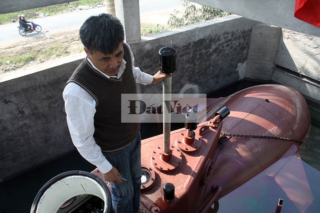 Thứ hai, chiếc bể quá nhỏ và luôn tiềm ẩn nguy cơ vỡ bể khi tàu lặn sâu xuống đáy. Điều này là cả một sự mạo hiểm bởi không có tính toán nào cho ra kết quả chắc chắn 100%, khi con tàu đạt trọng lượng 13 tấn và chìm sâu xuống dưới đáy bể.