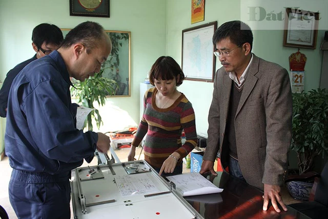 Tuy nhiên, sau khi kết thúc lần thử nghiệm này, ông Hòa cũng bày tỏ mọi công việc với Trường Sa sẽ tạm gác lại đến sau Tết. (Ông Hòa làm việc cùng với các đối tác người Nhật Bản chiều 22/1/2014)