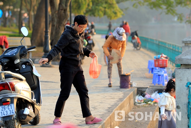 
	Không khí nhộn nhịp tại Hồ Tây trong lễ tiễn ông Công, ông Táo lên thiên đình