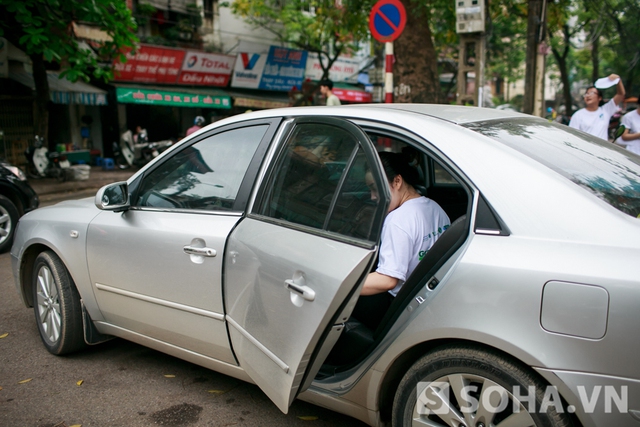 Khoảng 9h, Bảo Trâm lên xe ra về.