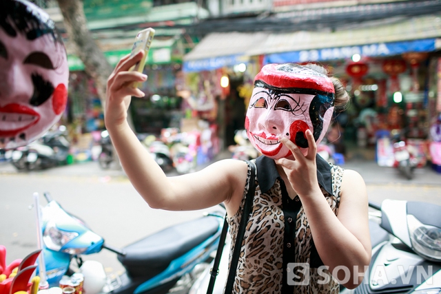 11h trưa, cô lại ra phố bằng xe máy để tự mình mua mặt nạ. Đây là những đạo cụ để chuẩn bị cho màn chào đầu của một chương trình trên truyền hình.