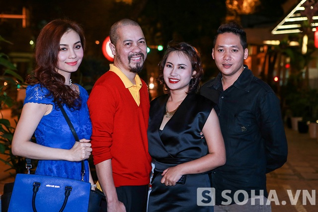 Cả hai chụp ảnh với nhà thiết kế Đức Hùng và Mai Thu Trang - chị gái người đẹp Mai Thu Huyền.