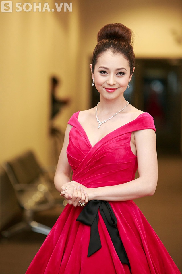 Jennifer Phạm đảm nhiệm vai trò MC của đêm nhạc.