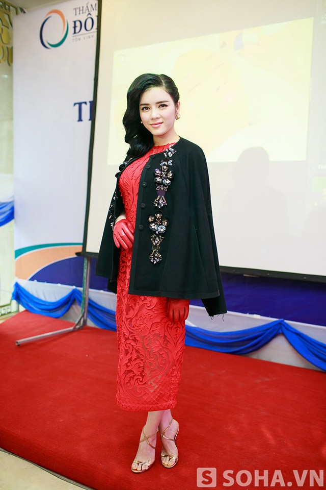 Xuất hiện sáng nay tại một sự kiện diễn ra tại Hà Nội, Lý Nhã Kỳ diện váy ren đỏ sang trọng, khoác hờ áo khoác đen quý phái.