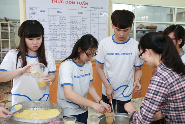 Trong khi đó, nữ diễn viên Trương Phương lại tỏ ra hào hứng với hoạt động này: “Ngày xưa khi còn đi học cấp 3 Phương đã may mắn đưọc tham gia các chương trình tình nguyện xanh, các chương trình gây quỹ từ thiện. Đó có lẽ la động lực thôi thúc Phương tích cực tham gia các chương trình thiện nguyện. Tôi muốn nhân cơ hội này có thời gian để tìm hiểu và chia sẻ nhiều hơn với các mảnh đời bất hạnh”.