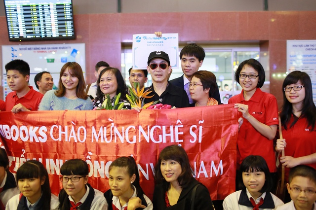 Chiều tối ngày hôm nay (4.4), chuyến bay chở nam diễn viên Lục Tiểu Linh Đồng đã hạ cánh tại sân bay Nội Bài.