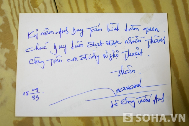 Lê Duy còn lưu giữ cẩn thận bức hình được cố tài tử điện ảnh Lê Công Tuấn Anh tặng chị khi hai người gặp nhau vào tháng 09/1993. Trong đó anh viết: Kỉ niệm Anh Duy tấm hình làm quen. Chúc Duy luôn đạt được nhiều thành công trên con đường nghệ thuật.