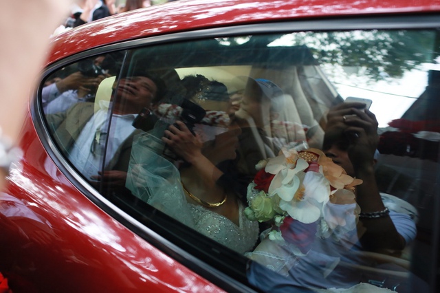 Cô dâu chú rể ra xe đến nơi tổ chức lễ cưới.