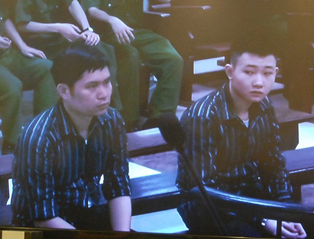 Bị cáo Tường và bảo vệ Khánh trong phiên tòa