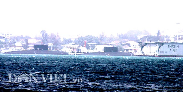 Vào 13h30, tàu ngầm Kilo TP.HCM đã vào quân cảng an toàn, nằm cạnh tàu ngầm Kilo Hà Nội.