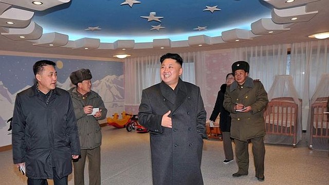  	Kim Jong Un thăm khu vui chơi cho trẻ em.