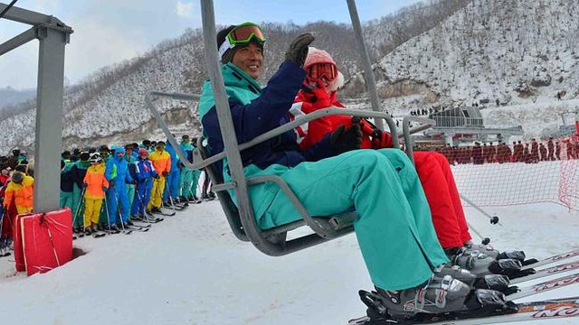  	Những người Triều Tiên may mắn được vào bên trong khu trượt tuyết trong ngày khánh thành.
