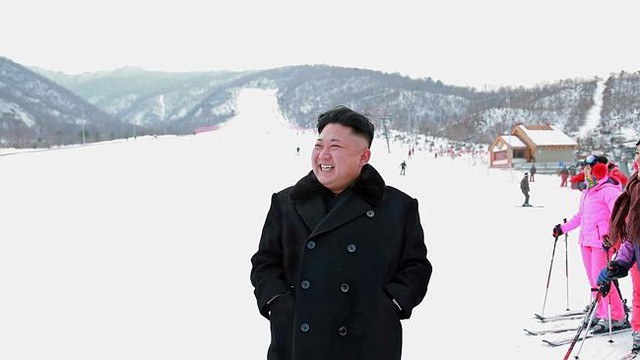 
	Nhà lãnh đạo Kim Jong Un thị sát đường trượt.