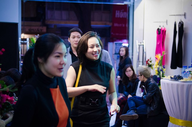 Tối qua, nữ ca sĩ Khánh Linh đã đến tham dự khai trương một cửa hàng thời trang tại Hà Nội.