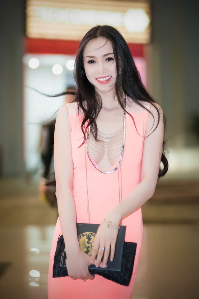 Sở hữu gương mặt trái xoan, có phần giống với Á hậu Ngọc Oanh nên từ khi tham gia cuộc thi Hoa hậu Việt Nam 2012, Vũ Ngọc Anh đã để lại ấn tượng mạnh.
