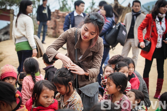 Đó cũng là cách cô gái trẻ tiếp cận gần hơn và trò chuyện được nhiều hơn với các em.