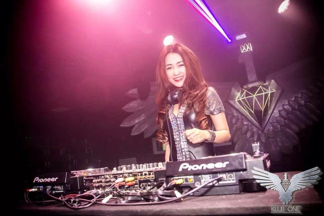 DJ Trang Moon với nụ cười rạng rỡ.