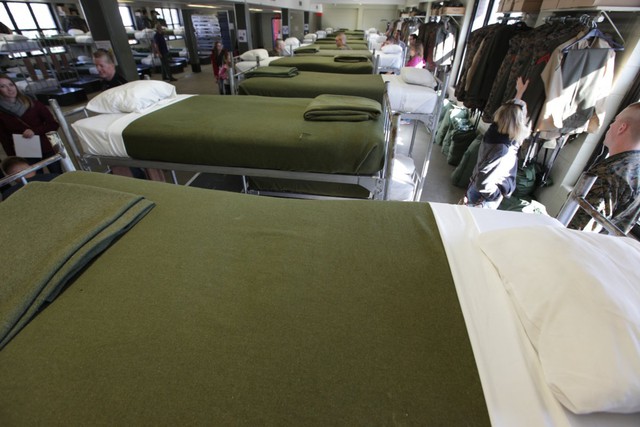 
	Khăn trải giường và chăn được gấp nếp theo đúng quy định. Những chiếc giường được xoay đầu đuôi xen kẽ. Điều này giúp các bệnh truyền nhiễm không lây lan trong trung đội. Tuy nhiên, mỗi tân binh đều đổ bệnh ít nhất một lần trong thời gian huấn luyện.