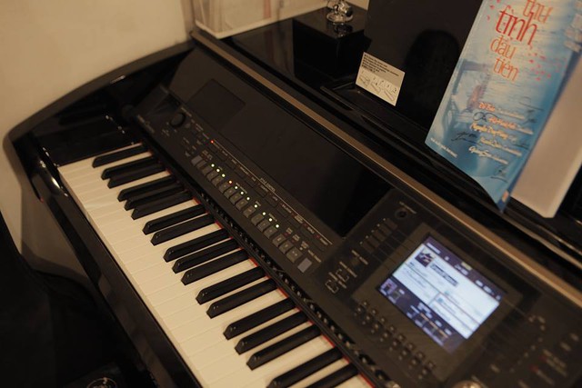 Chiếc đàn piano trong phòng ngủ - nơi Minh Quân luyện tập, vỡ bài mới và edit nhạc.