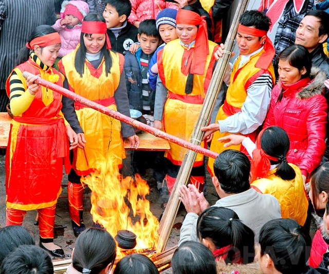 Toàn đội tập trung điều chỉnh lửa nấu cơm thi