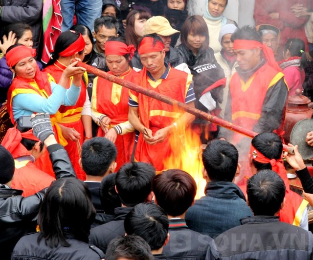 Các thành viên tập trung vào nồi nấu cơm thi