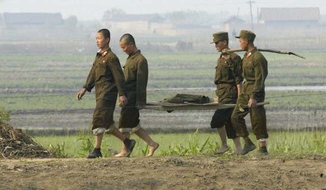  	Thậm chí, ngay cả binh lính trong quân đội, vốn là đối tượng được ưu tiên, cũng phải trực tiếp ra đồng, lao động vất vả để có đủ cái ăn.