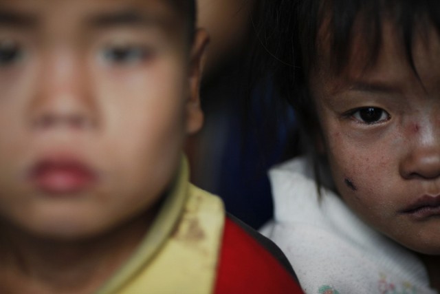  	Những đứa trẻ ở tỉnh Hwanghae thẫn thờ ngồi chờ được kiểm tra các dấu hiệu của suy dinh dưỡng.