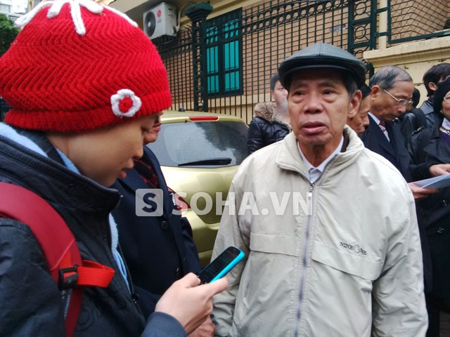 Ông Lê Văn Viễn - bố đẻ nạn nhân Lê Thị Thanh Huyền cũng có mặt ở cổng tòa từ rất sớm.
