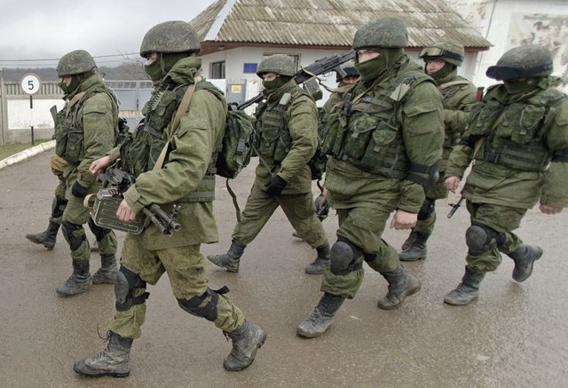 Binh sĩ Nga tuần hành bên ngoài căn cứ quân sự của Ukraine ở Perevalne, Crimea hôm 30/3