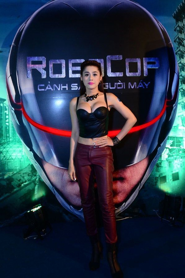 Xuất hiện tại buổi họp báo công chiếu bộ phim Robocop tối qua tại thành phố Hồ Chí Minh, Lâm Chí Khanh chọn phong cách sexy với áo corset khoe vòng một đầy đặn.