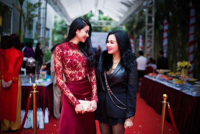 Người đẹp Phạm Hương cũng có mặt trong sự kiện này. Cả hai đã có khoảng thời gian trò chuyện rất vui vẻ.