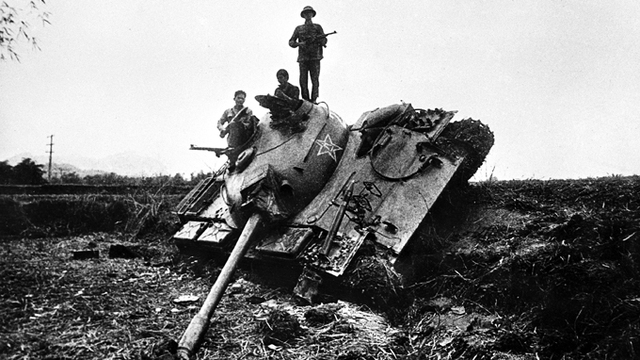 Xe tăng Trung Quốc bị quân và dân ta bắn hạ ở bản Sẩy, Hòa An, Cao Bằng lúc 8 giờ sáng 17-2 (Ảnh: Mạnh Thường)